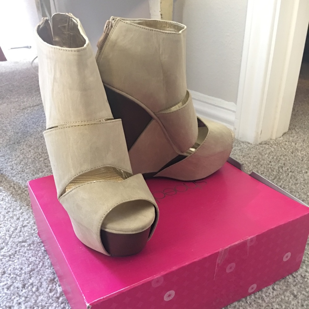Tan Wedges